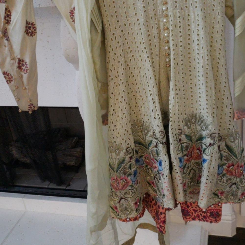 Annus Abrar size small - Picture 3 of 4